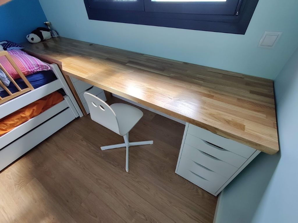 Diseño de un escritorio de esquina a medida con tableros de haya maciza
