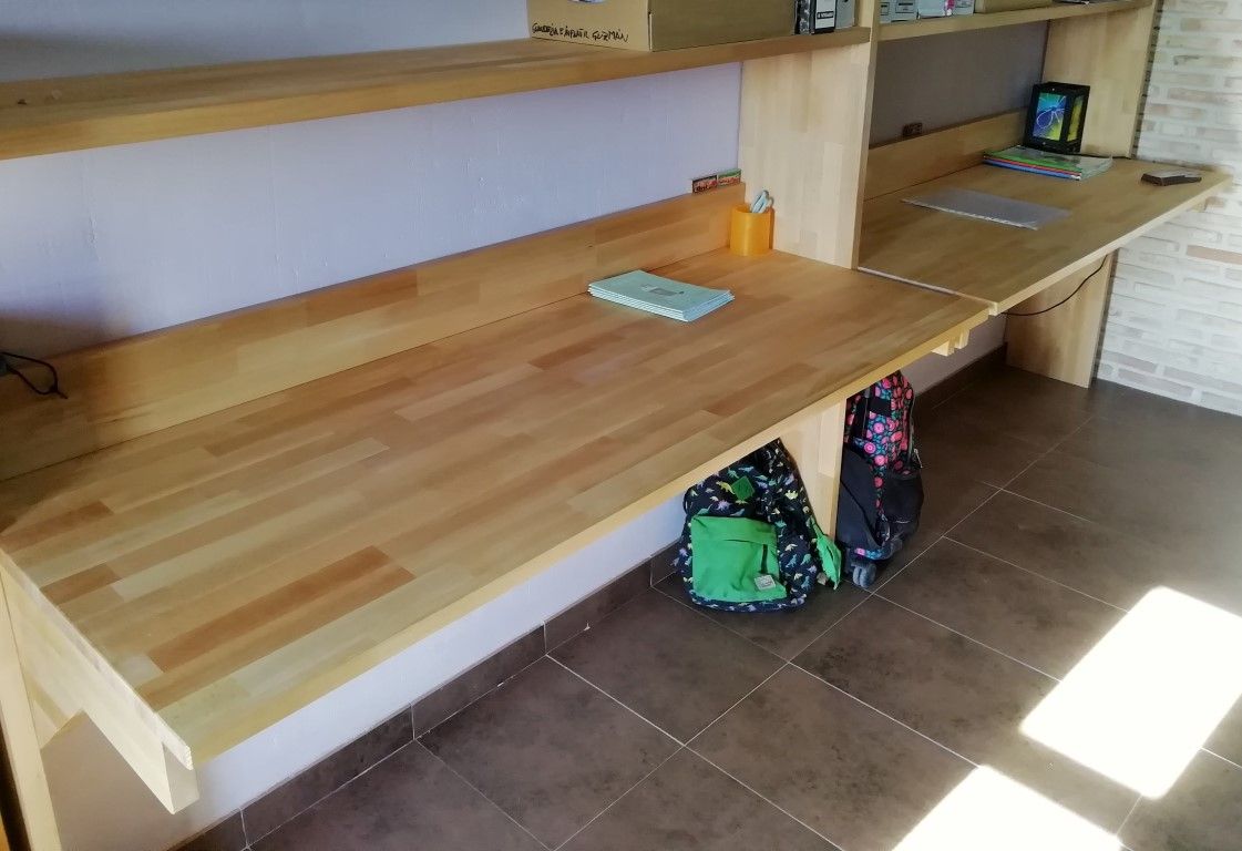 Mesa con tablero de madera de haya