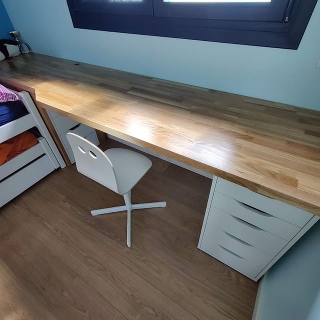¡¡¡¡¡BUENOS DÍAS!!!!!
Nos acaban de llegar las fotos de este escritorio hecho con encimera y tablero de roble Finger Joint. 
A través de nuestra herramienta de corte a medida ha podido aprovechar al máximo de pared a pared y forrar la cajonera. El resultado es de 10.🤩
#madera #maderas #maderamaciza #escritorio #escritoriosbonitos #escritoriosmodernos #habitacion 
#bricolaje #wood #wooddesign #woodlovers #woodart #roble #oak #diseño #diseñointerior
